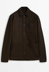 Veste marron foncé à boutons avec col et quatre poches plaquées, deux sur la poitrine et deux près de la taille, présentée sur un fond clair.