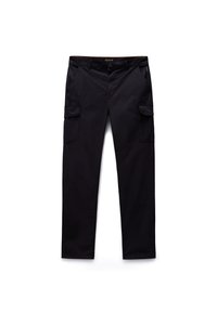 Czarne spodnie typu cargo o prostych nogawkach, zapinane na guzik i zamek błyskawiczny, z szlufkami na pasek oraz klapkowymi kieszeniami na obu udach.