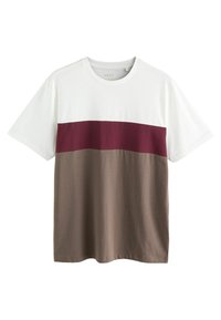 Kortærmet t-shirt med en hvid øverste sektion, burgunder vandret stribe og en brun nederste sektion. Polyester materiale, enkelt design.