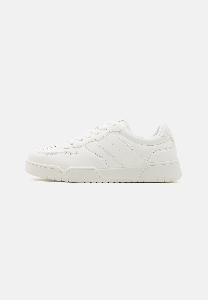 Weißer Sneaker mit einem glatten Lederobermaterial, perforierter Zehenpartie, flachen Schnürsenkeln und einer dicken Gummisohle. Minimalistisches Design mit dezenten Akzenten.