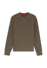 Brauner strukturierter Strickpullover mit langen Ärmeln, gerippten Bündchen und Saum sowie einem kleinen "HUGO"-Logo nahe dem unteren Saum auf weißem Hintergrund.