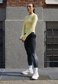 Nike Performance RUN - Langarmshirt - life lime