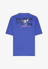Blauwe katoenen t-shirt met korte mouwen. Grafische print op de achterkant met de tekst "CHAMPION BORN TO WIN" en een cartoonfiguur.