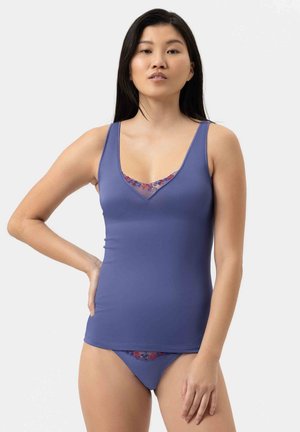 Top di cotone viola senza maniche con scollatura a V e dettagli in pizzo floreale sul collo, abbinato a slip bikini viola coordinati con accenti in pizzo.