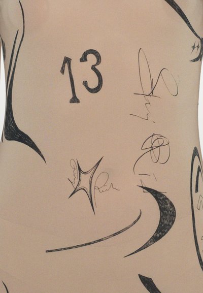 Monobray negro con diseños de tinta oscura que presentan el número 13 y varias formas abstractas y firmas en colores contrastantes.