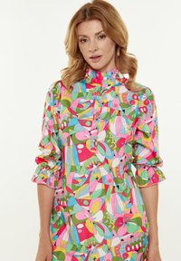 Multicolor Kleid mit floralem und abstraktem Muster, mit hohem Kragen, Knopfdetails und Rüschensäumen, aus leichtem Stoff gefertigt.