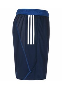 Marine sportshorts gemaakt van ademend materiaal, met witte Adidas-strepen, mesh zijpanelen, elastische tailleband en blauwe accenten.
