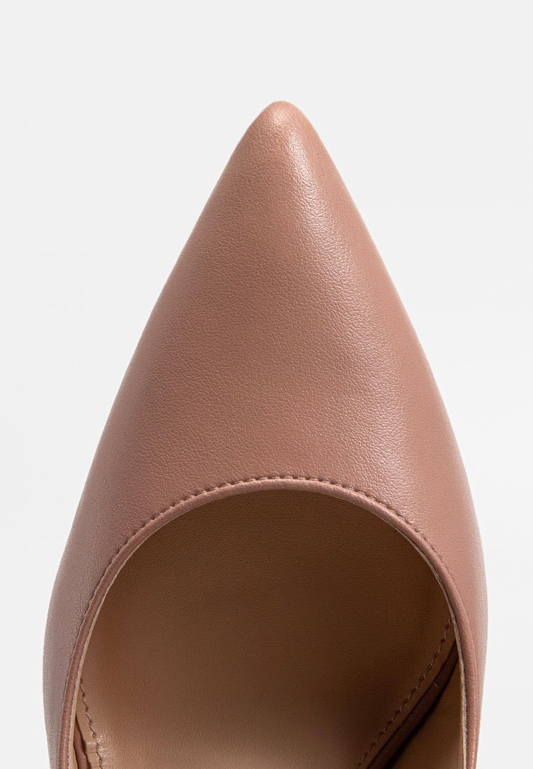 Chaussure à talon aiguille, fabriquée en cuir beige lisse, avec un dos fermé et des découpes sur les côtés pour une silhouette élégante.