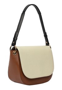 Braune und cremefarbene Handtasche mit strukturiertem Design, strukturierten Materialien, einer umschlagbaren Klappe und einem schwarzen Gurt mit goldenen Akzenten.