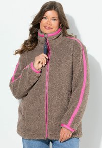 Veste en polaire marron avec des accents roses, col montant, fermeture à zip et poches latérales. Surface texturée, coupe décontractée et détails contrastants.