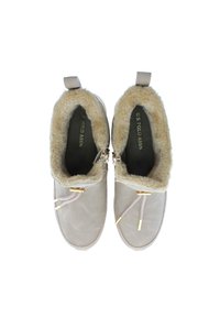 Botas de tobillo grises de imitación de cuero con un forro beige suave, acentos de metal dorado y cordones ubicados en la parte frontal.