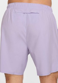Bañador de color púrpura claro con cintura elasticada, bolsillos laterales y una textura suave. Presenta un corte relajado y longitud hasta la rodilla.