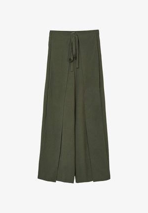 Pantaloni a gamba larga color verde oliva, realizzati in tessuto leggero, con vita con coulisse e pieghe frontali per aggiungere texture e movimento.