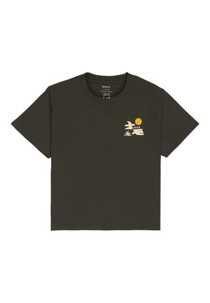 Dunkelgrünes kurzärmeliges T-Shirt mit kleinem beigen und orangefarbenen Motiv von Sonne, Vogel und Pflanze auf der oberen linken Brustseite und RVCA-Logo.