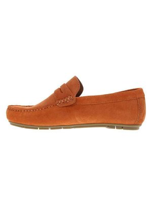 Mocassin orange en daim à enfiler avec couture mocassin et semelle en caoutchouc, vu de côté.