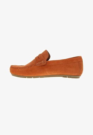 Mocassin orange en daim à enfiler avec couture mocassin et semelle en caoutchouc, vu de côté.