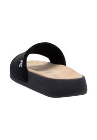 Sandale noire en slide avec une tige douce texturée, un design à bout ouvert, et une semelle intérieure cushy beige. Elle dispose d'une semelle plate et d'un branding minimal.