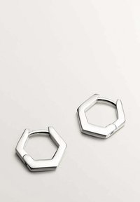 Pendientes de aro hexagonales de plata con una superficie lisa y pulida y un diseño de bisagra simple, que muestran un estilo geométrico moderno.