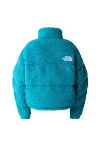 Chlupatá tyrkysová fleece bunda s vysokým límcem a nadýchaným designem. Na horní části zad je malá bílá značka a texturovaný povrch.