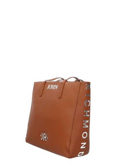 Borsa a mano in pelle marrone con lettere argentate. Presenta "JOHN" sul fronte e "RICHMOND" sul lato. Due manici superiori. Texture liscia.