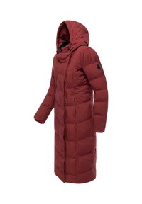 Lungo giubbotto imbottito rosso con cappuccio, caratterizzato da un design trapuntato, tasche laterali e chiusura con bottoni. Realizzato in tessuto isolante.