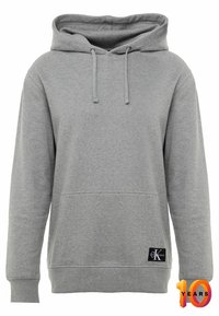 Šedá mikina s kapucí vyrobená z bavlněné směsi, s přední kapsou, stahovacími šňůrkami, ribbovanými manžetami a štítkem s logem a nápisem "10 let."