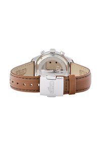Cinturino in pelle marrone con fibbia in acciaio inox silver. Orologio cronografo con retro che mostra dettagli incisi, cassa rotonda e accenti texturizzati.
