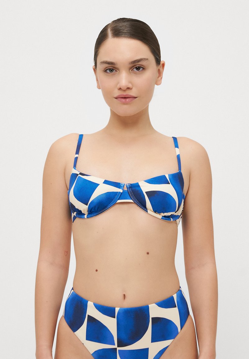 Kék és krém színű mintás bikini szett, állítható pántos, merevített toppal és magas derekú alsó résszel, sima szövet textúrával.