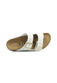 Sandali bianchi con due strap regolabili e fibbie dorate; plantare contornato marrone; numero 38 segnato all'interno. Suola piatta, design minimalista.
