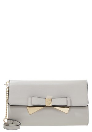 Pochette en cuir gris clair avec bandoulière chaîne dorée et nœud décoratif avec accents dorés sur le rabat avant.