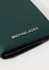 Michael Kors SNAP WALLET UNISEX - Lommebok - bosco