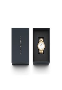 Reloj de metal dorado con una esfera blanca, exhibido en una caja negra con un interior suave. Presenta una forma redonda clásica y una pulsera de eslabones.