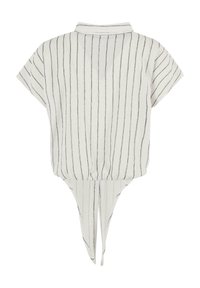 Top bianco con strisce verticali nere, maniche corte e colletto. Presenta un dettaglio a cravatta sul retro. Il tessuto strutturato aggiunge profondità.