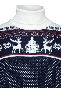 Marineblaue gestrickte Rollkragensweatshirts mit weißen Rentieren und einem dekorativen Schneeflockenmuster. Mit roten Akzenten am Kragen.