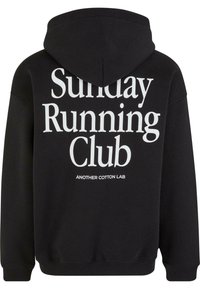 Felpa con cappuccio nera in cotone, con grande testo bianco sul retro: "Sunday Running Club" e "ANOTHER COTTON LAB."