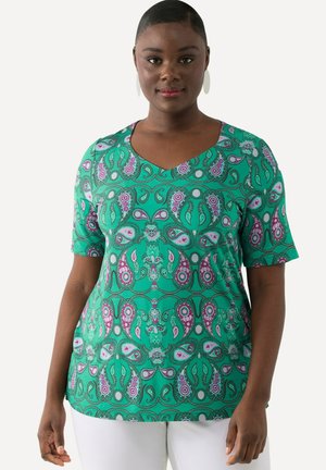 Grünes kurzärmliges V-Ausschnitt-Shirt mit einem wirbelnden Paisley-Muster in Lila und Weiß, aus einem leichten Stoff gefertigt.