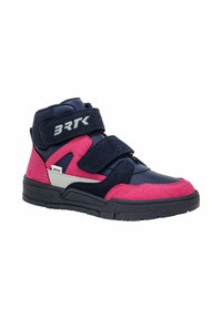 Sneaker a metà altezza in navy, rosa e grigio. Presentano cinturini in velcro, texture perforata e suola in gomma con un design elegante.