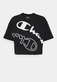 Czarna, krótka koszulka wykonana z bawełny, z dużymi białymi logo i falistymi wzorami tekstu. Luźny krój z okrągłym dekoltem i krótkimi rękawami.