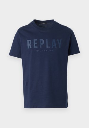 Marineblauw T-shirt met korte mouwen en ronde hals, met grote tekst "REPLAY" en kleinere tekst "EIGHTYONE" over de borst.