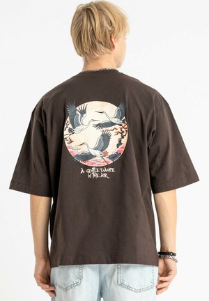 - T-shirt z nadrukiem