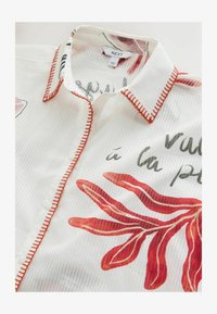 Unausgewählt, white ground