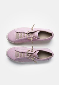 Baskets en daim rose à texture lisse, avec des lacets beiges et des détails en métal doré. Bout arrondi et design bas.