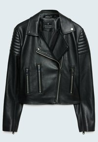 Giacca da motociclista nera in pelle con design corto, zip diagonale davanti e dettagli in tessuto a coste sulle spalle. Dispone di quattro tasche con zip.