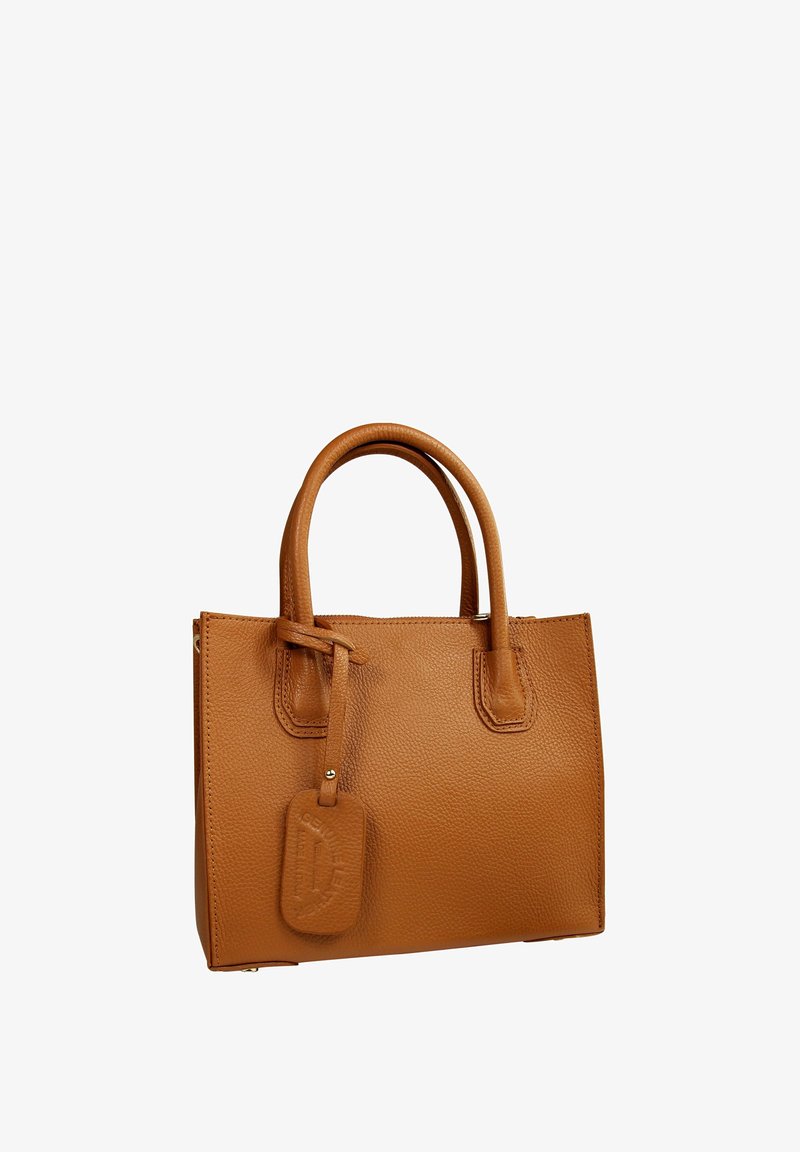 Tasche aus braunem Leder mit strukturierten Oberflächen, zwei kurzen Griffen, einem abnehmbaren Etikett und gestickten Details. Kompakte rechteckige Form.