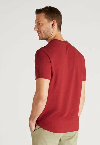 T-shirt rossa a maniche corte con scollatura rotonda, texture liscia e vestibilità slim, progettata per un uso casual.
