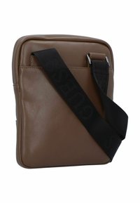 Borsa a spalla in pelle marrone con superficie texture, dotata di una tracolla nera regolabile con dettagli del logo e chiusura a zip.
