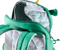 Mochila verde com frente de malha e tecido macio, com abertura com fecho e um rótulo interior para personalização do nome.