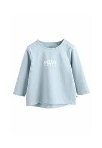 Chemise à manches longues bleu clair avec encolure arrondie, ornée de lettres en relief douces "HELLO WORLD" en blanc. Comprend deux accents de boutons sur l'épaule.