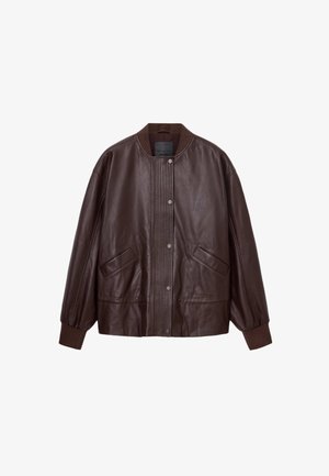 Braune Lederbomberjacke mit gerippten Bündchen, Knopfverschluss, zwei vorderen Taschen und vertikalen Nahtdetails. Glatte Textur über die gesamte Oberfläche.