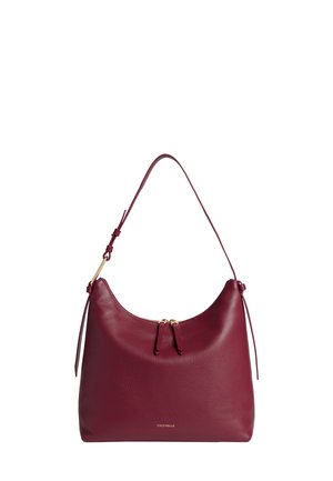 Sac à bandoulière en cuir bordeaux avec une texture lisse, en forme de croissant, avec une sangle réglable et une fermeture éclair dorée.